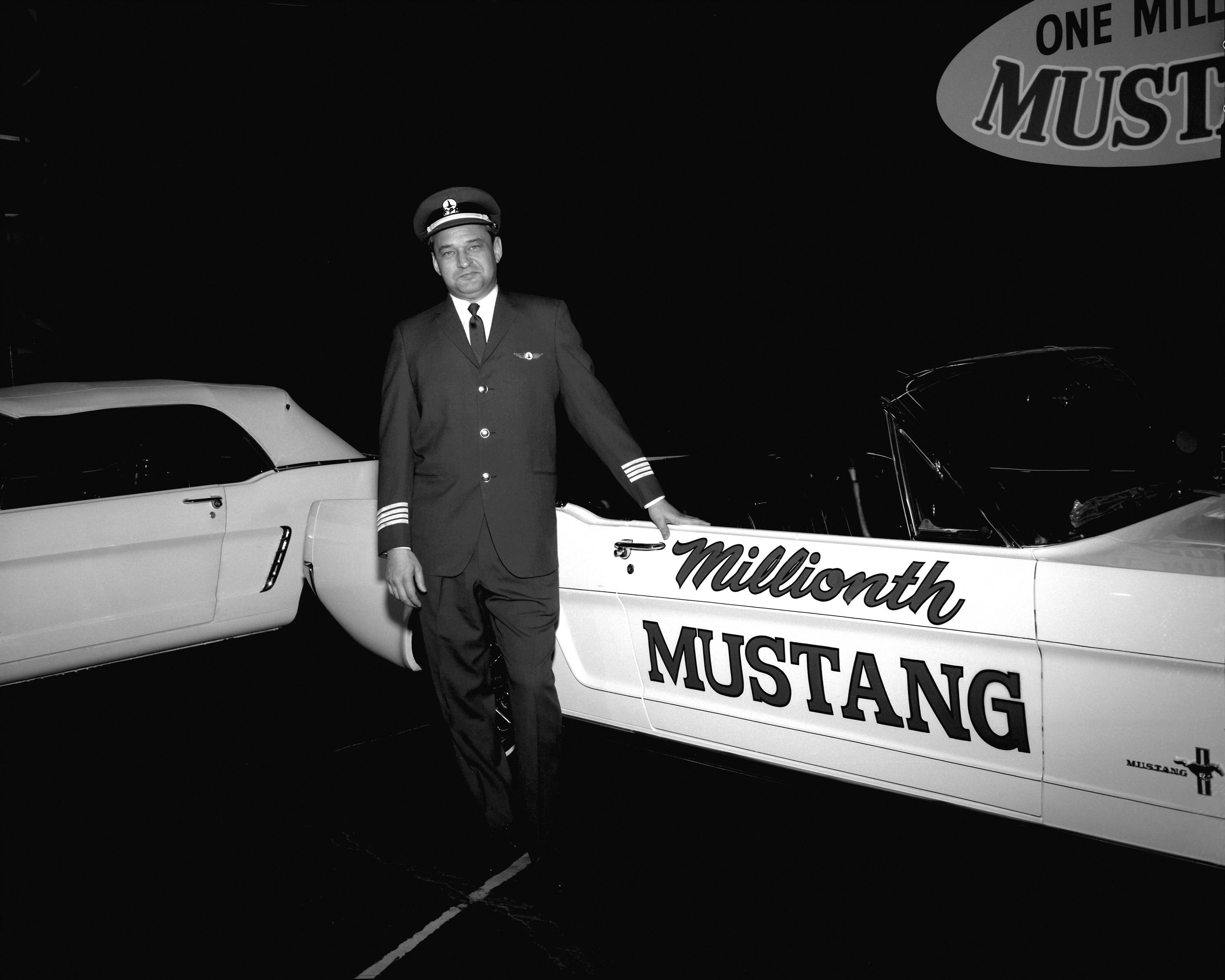 167909_6_1966_Ford_Mustang_conv_Millionth_Mustang_neg_147061-002